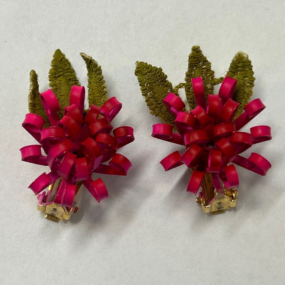 Vintage Pink Metal Flower With Fabric Leaves Clip‎ On Earrings